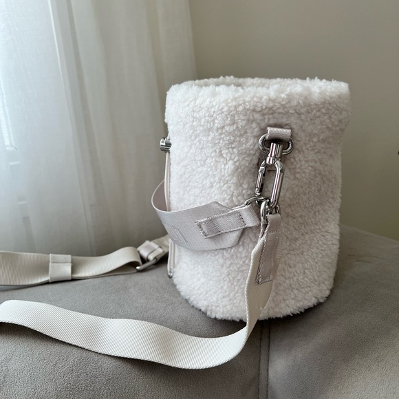 Lululemon Sherpa Crossbody Cream bucket Bag
NWOT - Picture 4 of 8